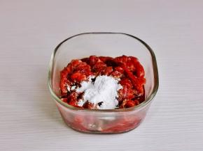 加入十三香，淀粉。