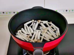 海鲜菇洗净切段，冷水下锅烧开煮2分钟捞出。