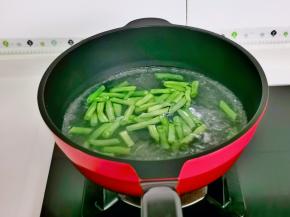 刀豆去跟去尖掰段焯水，水开下刀豆大火煮1分钟捞出过凉水。