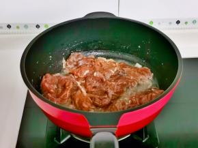 起油锅加入腌制好的肉片翻炒。