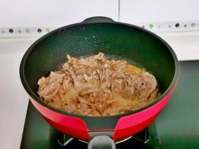 翻炒至变色，炒至8分熟盛出备用。