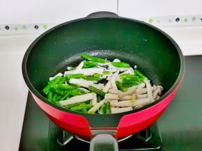起油锅加入蒜末翻炒，再加入刀豆，海鲜菇翻炒。