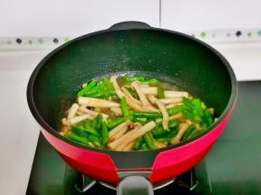 半碗纯净水翻炒熟透。