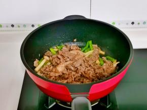 加入煸炒过的肉片，快速翻炒均匀即可关火。
