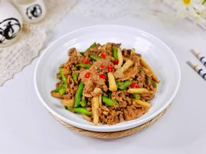 盛出装盘点缀上辣椒段。