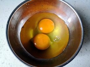 将鸡蛋打入碗里