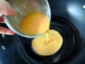 锅里放适量油，中火烧热，倒入蛋液