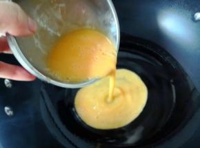 锅里放适量油，中火烧热，倒入蛋液