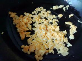 用筷子快速划散，转小火