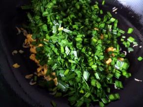 倒入锅里，搅拌均匀