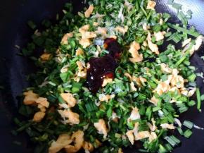 加入盐、白糖和耗油，搅拌均匀