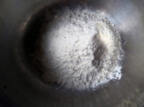 面粉倒入盆里，一半加开水，一半加凉水