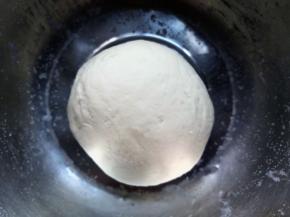 揉戌光滑的面团，醒半小时