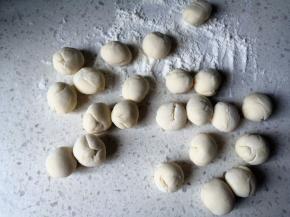 分成等量大的小剂子，搓圆