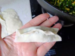 中间捏合，两边不用捏