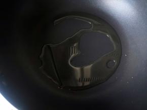 不粘锅里放适量油