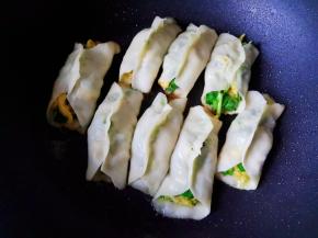 等水烧干，锅贴皮呈透明状，即可关火出锅，趁热享用