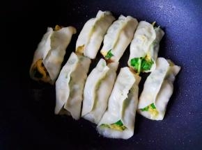 等水烧干，锅贴皮呈透明状，即可关火出锅，趁热享用