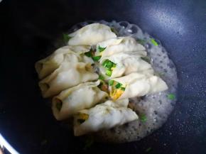 小火煎至底部微黄，加入约1厘米高的开水，盖上锅盖，焖一会儿