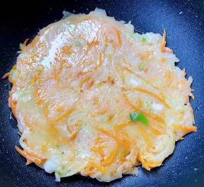 一面煎好轻轻的翻过来煎制另一面成金黄色熟透即可出锅享用