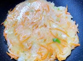 一面煎好轻轻的翻过来煎制另一面成金黄色熟透即可出锅享用