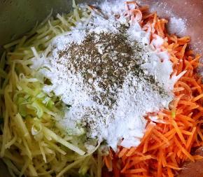 放入面粉和调味料盐、黑胡椒粉、味精