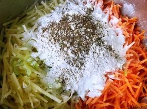 放入面粉和调味料盐、黑胡椒粉、味精