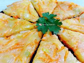 煎制好的土豆胡萝卜饼取出切成大小均匀的块状摆入盘中就大功告成了