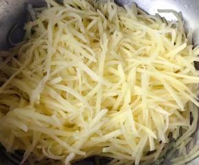 土豆切成粗细均匀的丝状