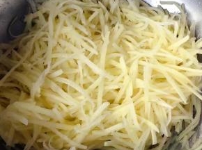 土豆切成粗细均匀的丝状