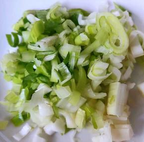 葱切好备用它是这道美味的灵魂配料