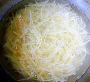 土豆丝放入清水中浸泡一会儿去除多余的淀粉后洗净