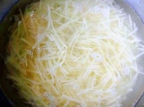 土豆丝放入清水中浸泡一会儿去除多余的淀粉后洗净