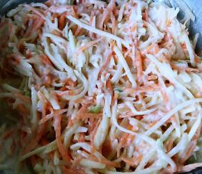 倒入适量清水搅拌入味成略干的糊状