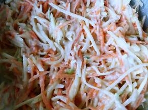 倒入适量清水搅拌入味成略干的糊状