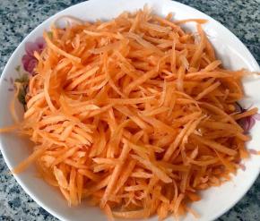 胡萝卜切成同样的丝状备用