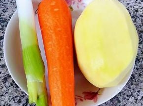 准备原材料土豆和胡萝卜、葱去皮洗净沥干水份备用