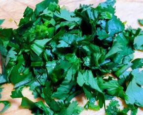 香菜去根洗净沥干水份切成小段