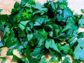 香菜去根洗净沥干水份切成小段