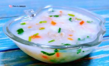 美味可口的山药胡萝卜肉末粥装入容器中就大功告成了