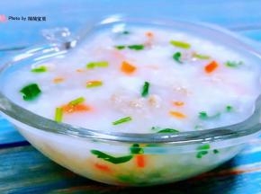 美味可口的山药胡萝卜肉末粥装入容器中就大功告成了