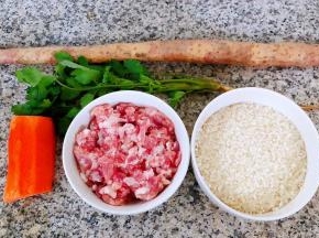 准备原材料大米、猪肉馅、山药、胡萝卜、香菜