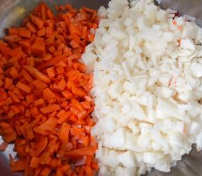 山药和胡萝卜去皮洗净切成小粒备用