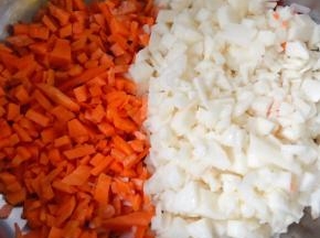 山药和胡萝卜去皮洗净切成小粒备用