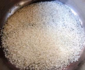 大米放入锅中用清水淘洗干净