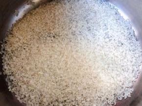 大米放入锅中用清水淘洗干净