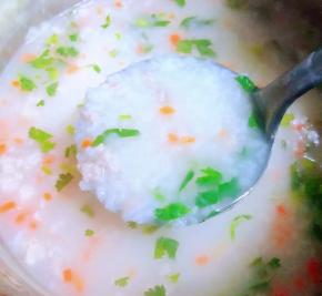 粥熬制成粘稠最后撒上香菜提鲜即可出锅享用