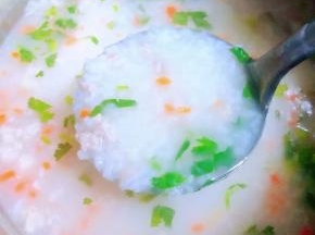 粥熬制成粘稠最后撒上香菜提鲜即可出锅享用