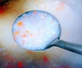 煮至食材完全熟透放入盐和味精调味均匀