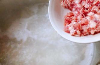 放入新鲜的猪肉馅的同时不停的搅拌这样猪肉馅就不会结成大块